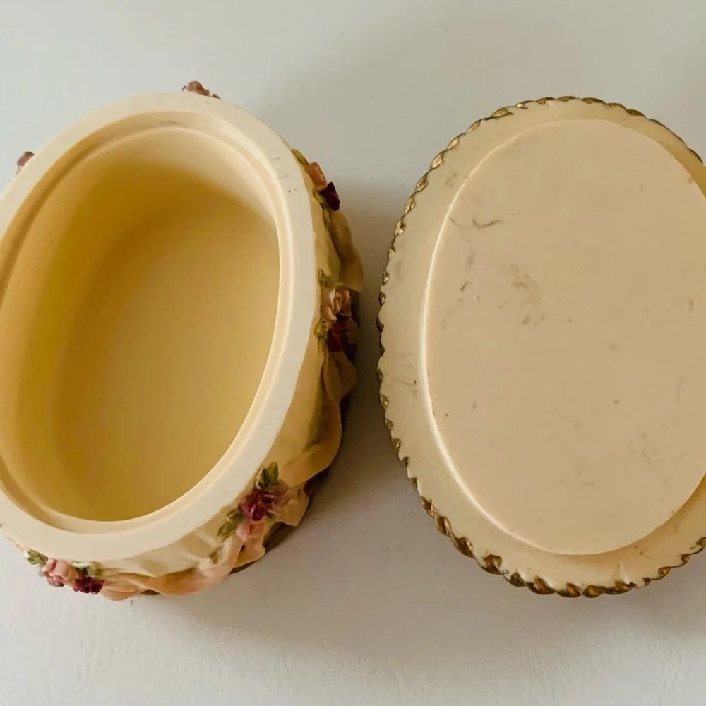 Vintage dezine trinket box